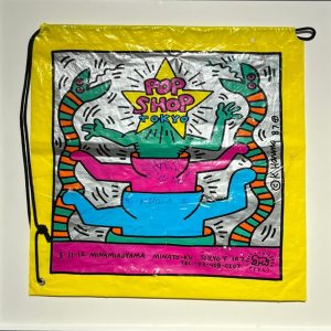 Keith Haring "Pop shop Tokio", busta a sfondo giallo firmata dall'artista